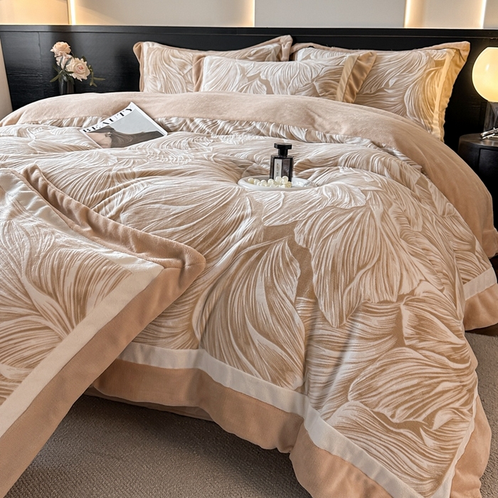 91家纺网 家纺一手货源 找家纺 金牛座家纺 2025新款立体雕花牛奶绒双拼角轻奢四件套-印象和叶影（最低售价不得低于178） 叶影-卡其