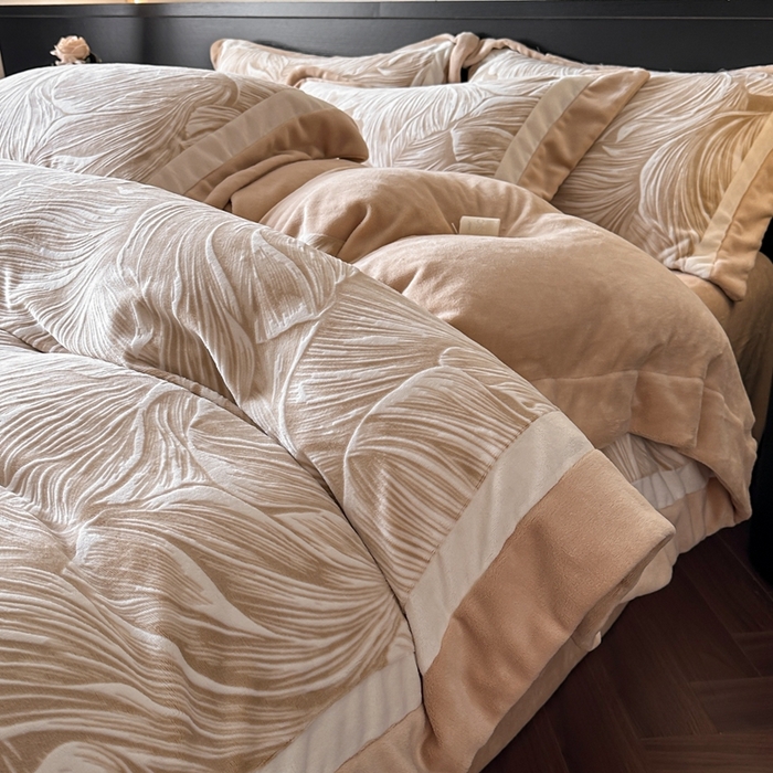 91家纺网 家纺一手货源 找家纺 金牛座家纺 2025新款立体雕花牛奶绒双拼角轻奢四件套-印象和叶影（最低售价不得低于178） 叶影-卡其