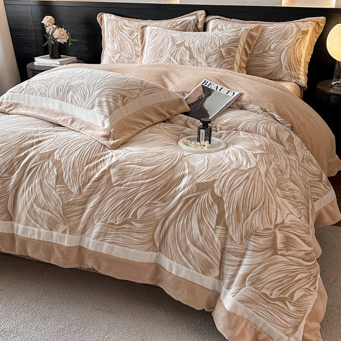 91家纺网 家纺一手货源 找家纺 金牛座家纺 2025新款立体雕花牛奶绒双拼角轻奢四件套-印象和叶影（最低售价不得低于178） 叶影-卡其