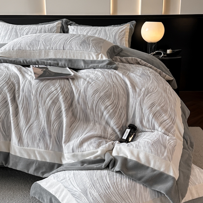 91家纺网 家纺一手货源 找家纺 （总）金牛座家纺 2025新款立体雕花牛奶绒双拼角轻奢四件套-印象和叶影（最低售价不得低于178）