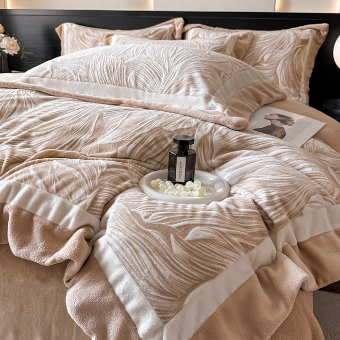 91家纺网 家纺一手货源 找家纺 金牛座家纺 2025新款立体雕花牛奶绒双拼角轻奢四件套-印象和叶影（最低售价不得低于178） 叶影-卡其