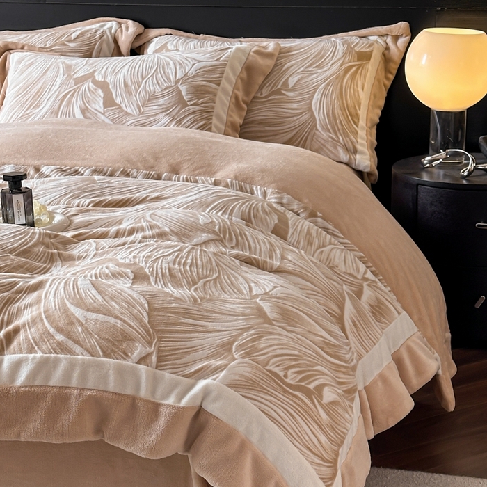 91家纺网 家纺一手货源 找家纺 金牛座家纺 2025新款立体雕花牛奶绒双拼角轻奢四件套-印象和叶影（最低售价不得低于178） 叶影-卡其