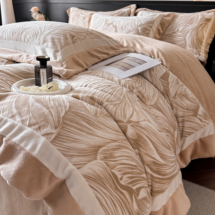 91家纺网 家纺一手货源 找家纺 金牛座家纺 2025新款立体雕花牛奶绒双拼角轻奢四件套-印象和叶影（最低售价不得低于178） 叶影-卡其