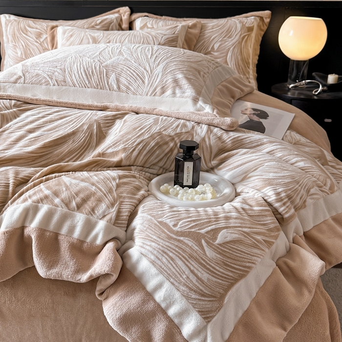 91家纺网 家纺一手货源 找家纺 金牛座家纺 2025新款立体雕花牛奶绒双拼角轻奢四件套-印象和叶影（最低售价不得低于178） 叶影-卡其