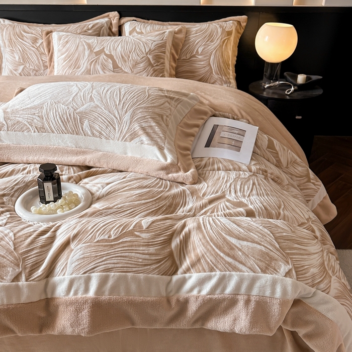 91家纺网 家纺一手货源 找家纺 金牛座家纺 2025新款立体雕花牛奶绒双拼角轻奢四件套-印象和叶影（最低售价不得低于178） 叶影-卡其