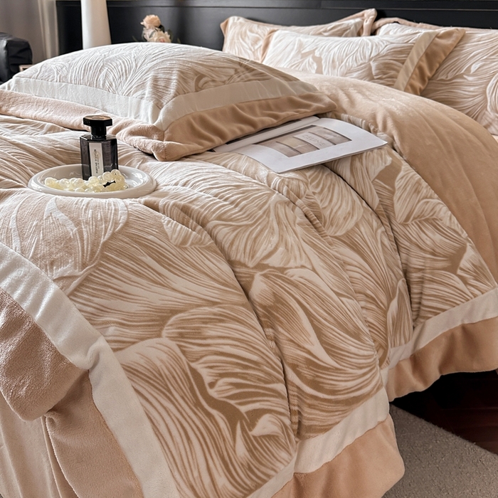 91家纺网 家纺一手货源 找家纺 金牛座家纺 2025新款立体雕花牛奶绒双拼角轻奢四件套-印象和叶影（最低售价不得低于178） 叶影-卡其