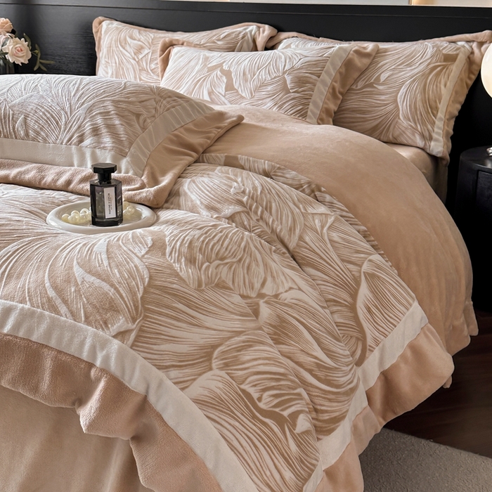 91家纺网 家纺一手货源 找家纺 金牛座家纺 2025新款立体雕花牛奶绒双拼角轻奢四件套-印象和叶影（最低售价不得低于178） 叶影-卡其