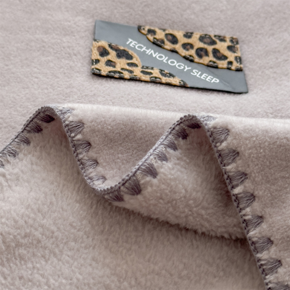 91家纺网 家纺一手货源 找家纺 丝幔家纺 2025新款A类羊棉绒原创设计毛毯系列 银灰