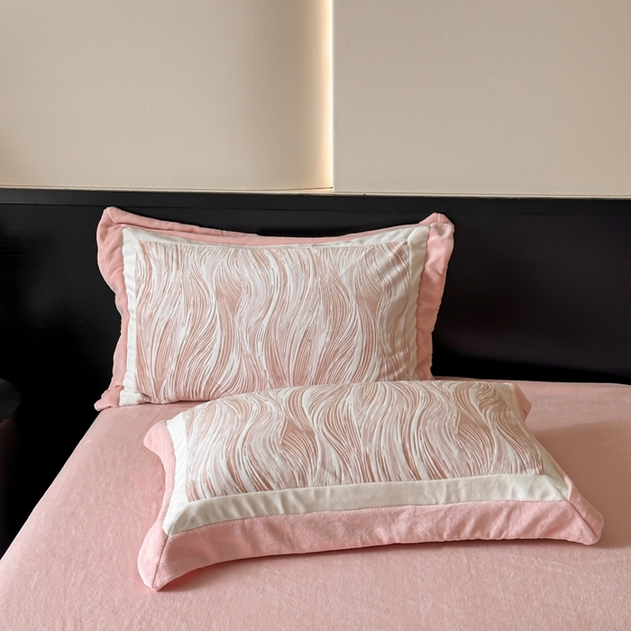 91家纺网 家纺一手货源 找家纺 金牛座家纺 2025新款立体雕花牛奶绒双拼角轻奢四件套-印象和叶影（最低售价不得低于178） 印象-嫩粉