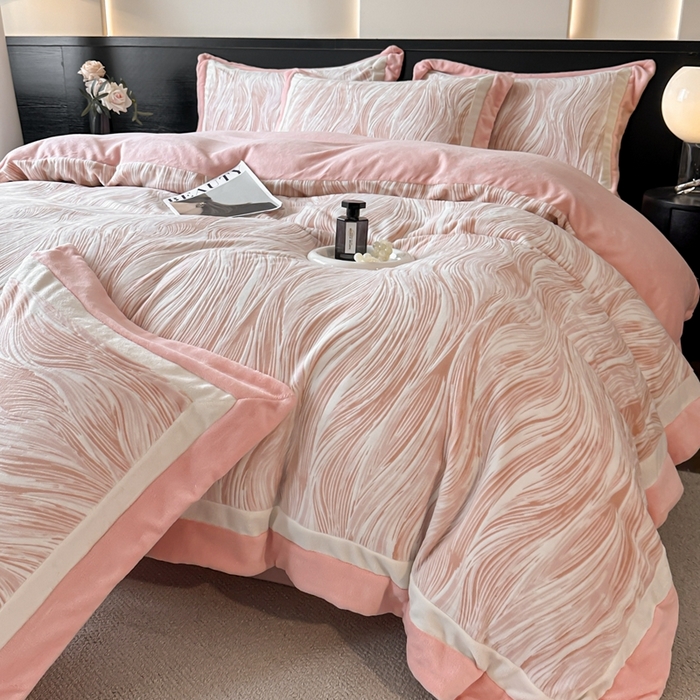 91家纺网 家纺一手货源 找家纺 金牛座家纺 2025新款立体雕花牛奶绒双拼角轻奢四件套-印象和叶影（最低售价不得低于178） 印象-嫩粉