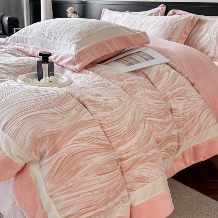 91家纺网 家纺一手货源 找家纺 金牛座家纺 2025新款立体雕花牛奶绒双拼角轻奢四件套-印象和叶影（最低售价不得低于178） 印象-嫩粉