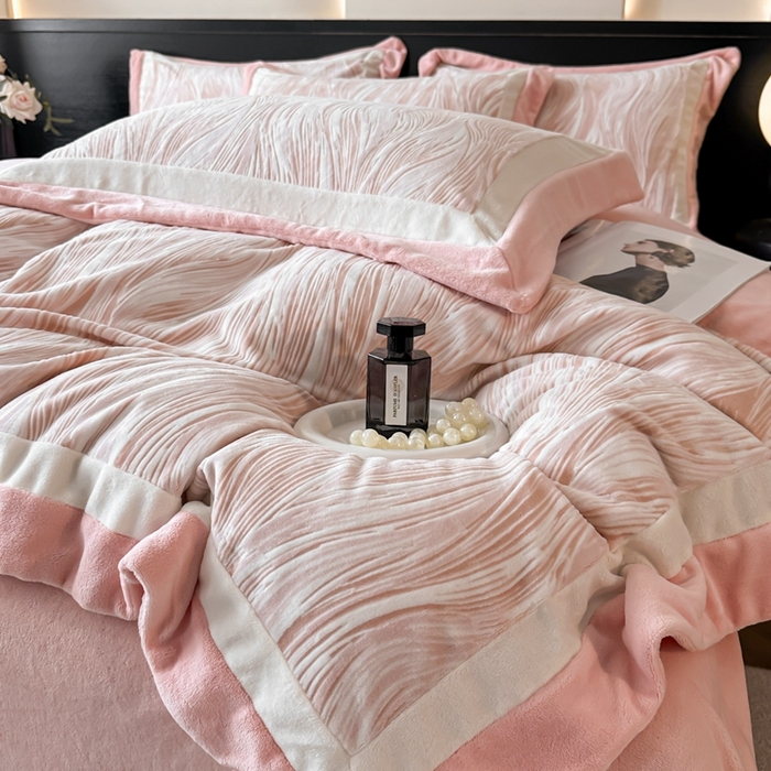 91家纺网 家纺一手货源 找家纺 金牛座家纺 2025新款立体雕花牛奶绒双拼角轻奢四件套-印象和叶影（最低售价不得低于178） 印象-嫩粉