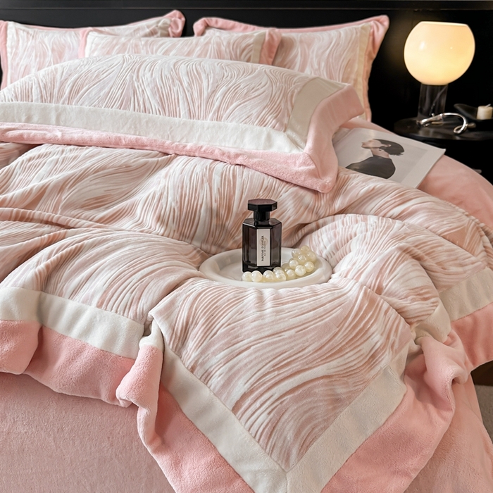 91家纺网 家纺一手货源 找家纺 金牛座家纺 2025新款立体雕花牛奶绒双拼角轻奢四件套-印象和叶影（最低售价不得低于178） 印象-嫩粉