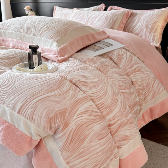 91家纺网 家纺一手货源 找家纺 金牛座家纺 2025新款立体雕花牛奶绒双拼角轻奢四件套-印象和叶影（最低售价不得低于178） 印象-嫩粉