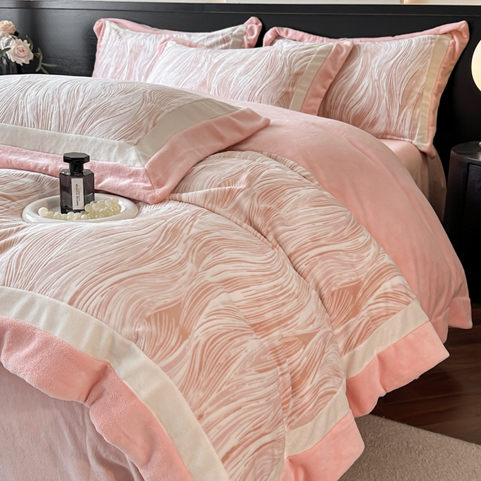 91家纺网 家纺一手货源 找家纺 金牛座家纺 2025新款立体雕花牛奶绒双拼角轻奢四件套-印象和叶影（最低售价不得低于178） 印象-嫩粉