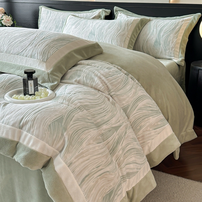 91家纺网 家纺一手货源 找家纺 金牛座家纺 2025新款立体雕花牛奶绒双拼角轻奢四件套-印象和叶影（最低售价不得低于178） 印象-浅绿