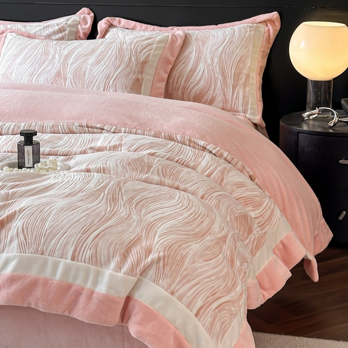 91家纺网 家纺一手货源 找家纺 金牛座家纺 2025新款立体雕花牛奶绒双拼角轻奢四件套-印象和叶影（最低售价不得低于178） 印象-嫩粉