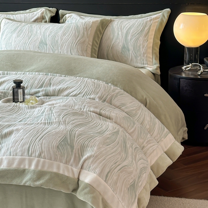 91家纺网 家纺一手货源 找家纺 金牛座家纺 2025新款立体雕花牛奶绒双拼角轻奢四件套-印象和叶影（最低售价不得低于178） 印象-浅绿