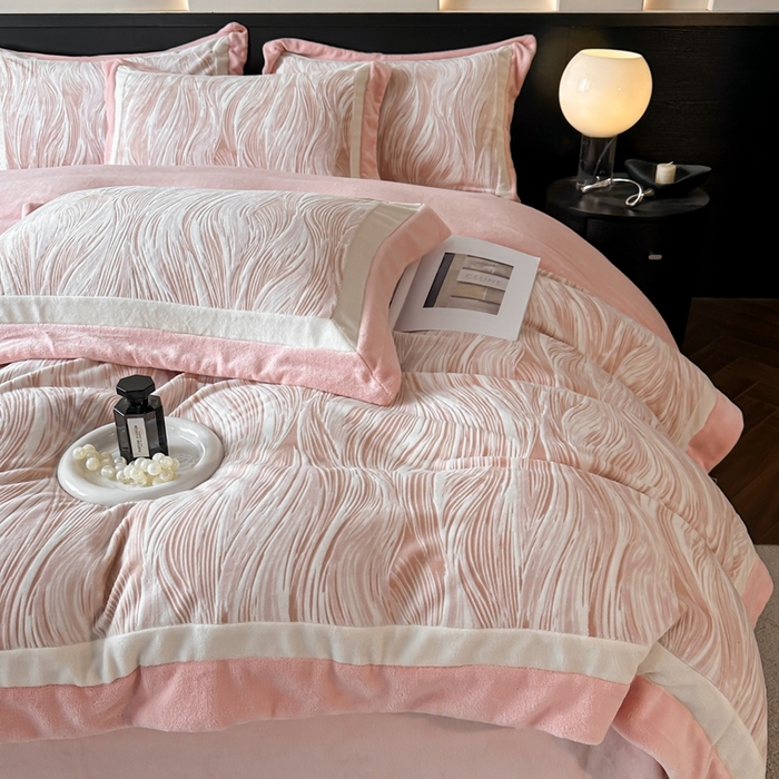 91家纺网 家纺一手货源 找家纺 金牛座家纺 2025新款立体雕花牛奶绒双拼角轻奢四件套-印象和叶影（最低售价不得低于178） 印象-嫩粉