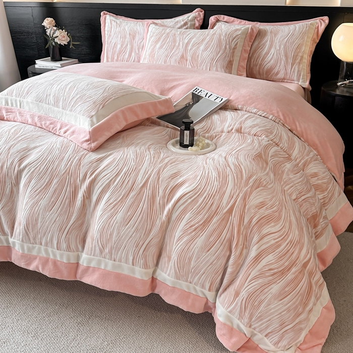 91家纺网 家纺一手货源 找家纺 金牛座家纺 2025新款立体雕花牛奶绒双拼角轻奢四件套-印象和叶影（最低售价不得低于178） 印象-嫩粉