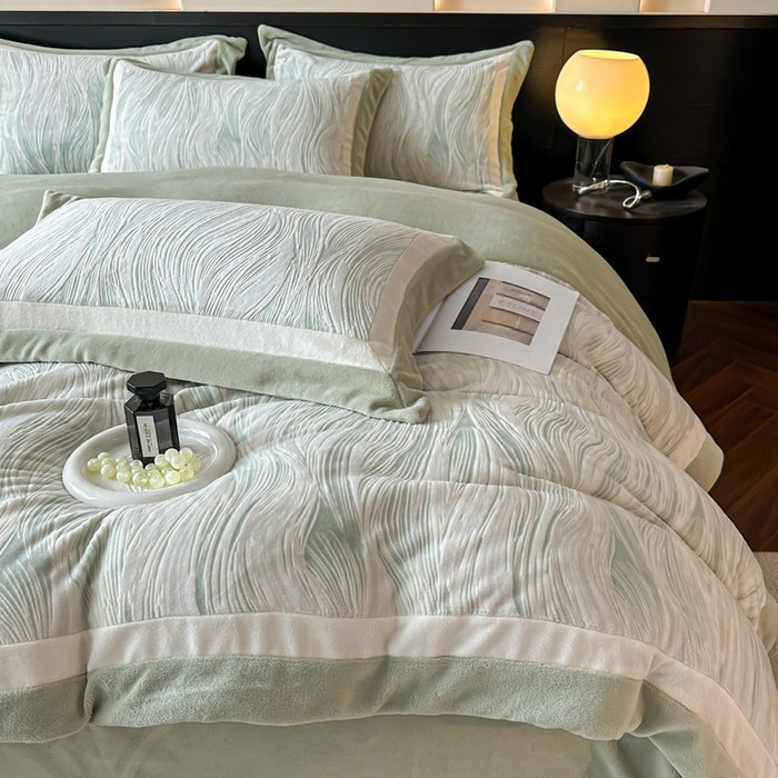 91家纺网 家纺一手货源 找家纺 金牛座家纺 2025新款立体雕花牛奶绒双拼角轻奢四件套-印象和叶影（最低售价不得低于178） 印象-浅绿