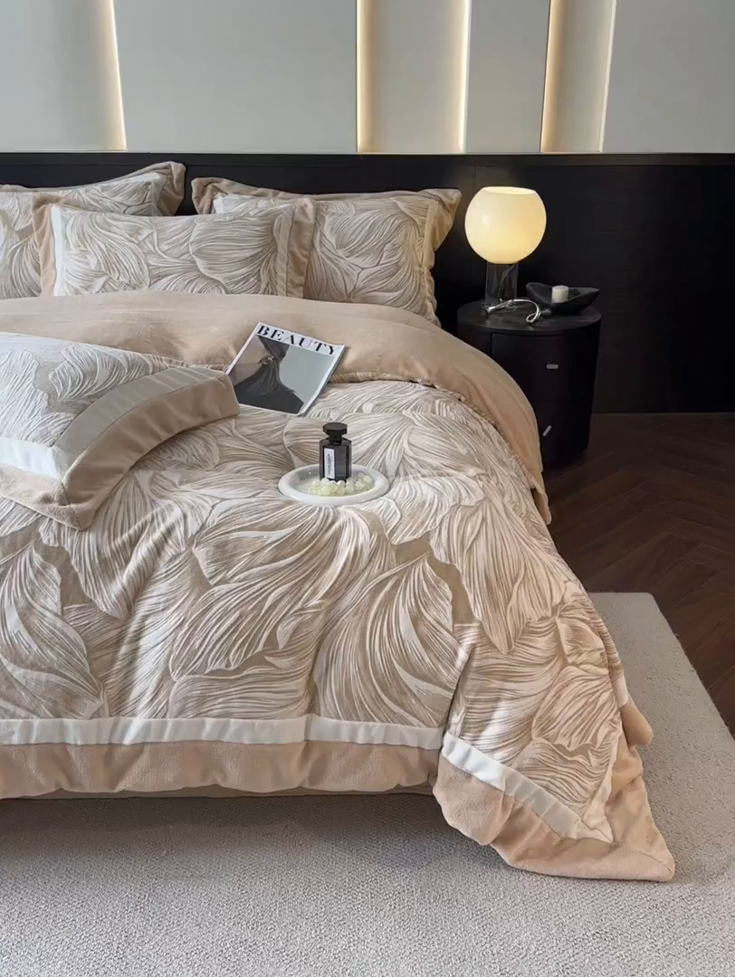 91家纺网 家纺一手货源 找家纺 金牛座家纺 2025新款立体雕花牛奶绒双拼角轻奢四件套-印象和叶影（最低售价不得低于178） 叶影-卡其