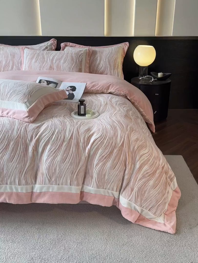 91家纺网 家纺一手货源 找家纺 金牛座家纺 2025新款立体雕花牛奶绒双拼角轻奢四件套-印象和叶影（最低售价不得低于178） 印象-嫩粉