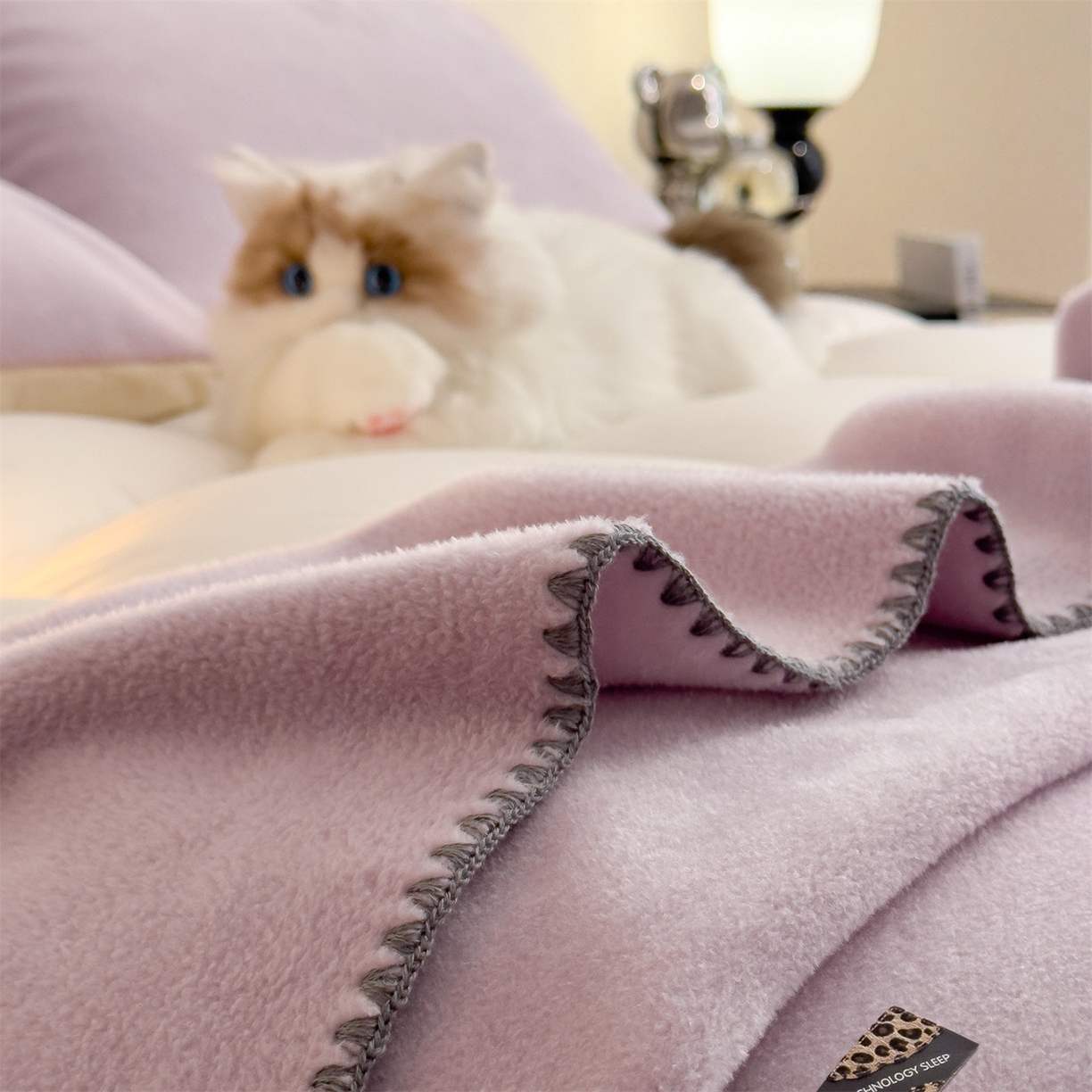 91家纺网 家纺一手货源 找家纺 丝幔家纺 2025新款A类羊棉绒原创设计毛毯系列 月光紫