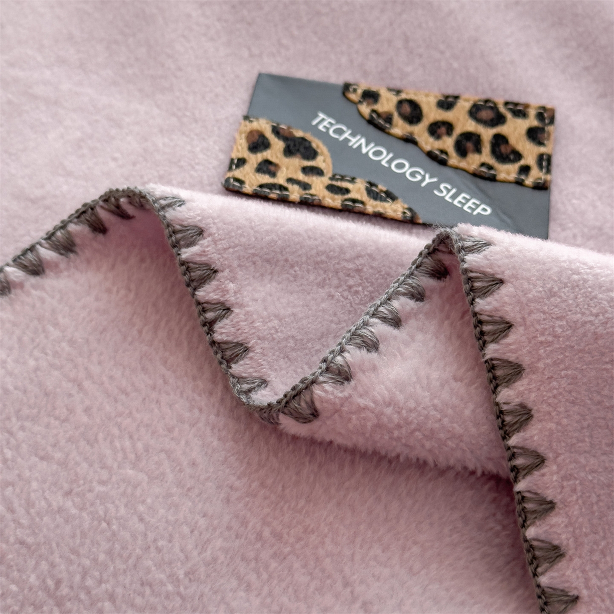 91家纺网 家纺一手货源 找家纺 丝幔家纺 2025新款A类羊棉绒原创设计毛毯系列 月光紫