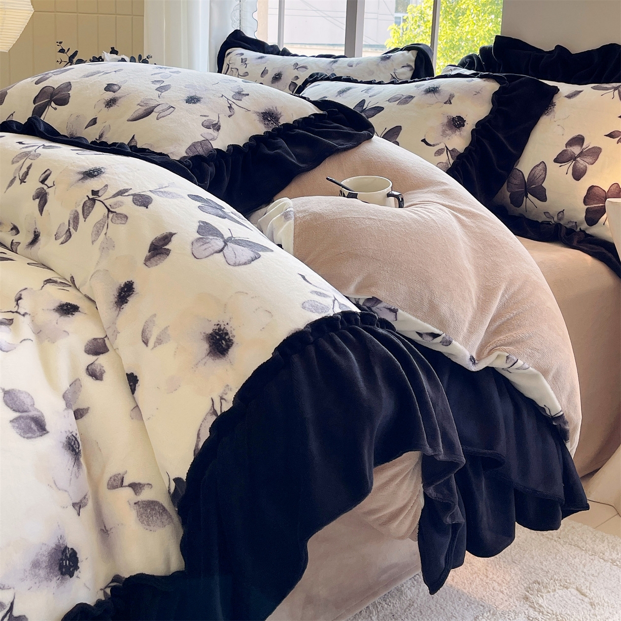 91家纺网 家纺一手货源 找家纺 （总）奥裕家纺 2025新款法式花边印花牛奶绒四件套