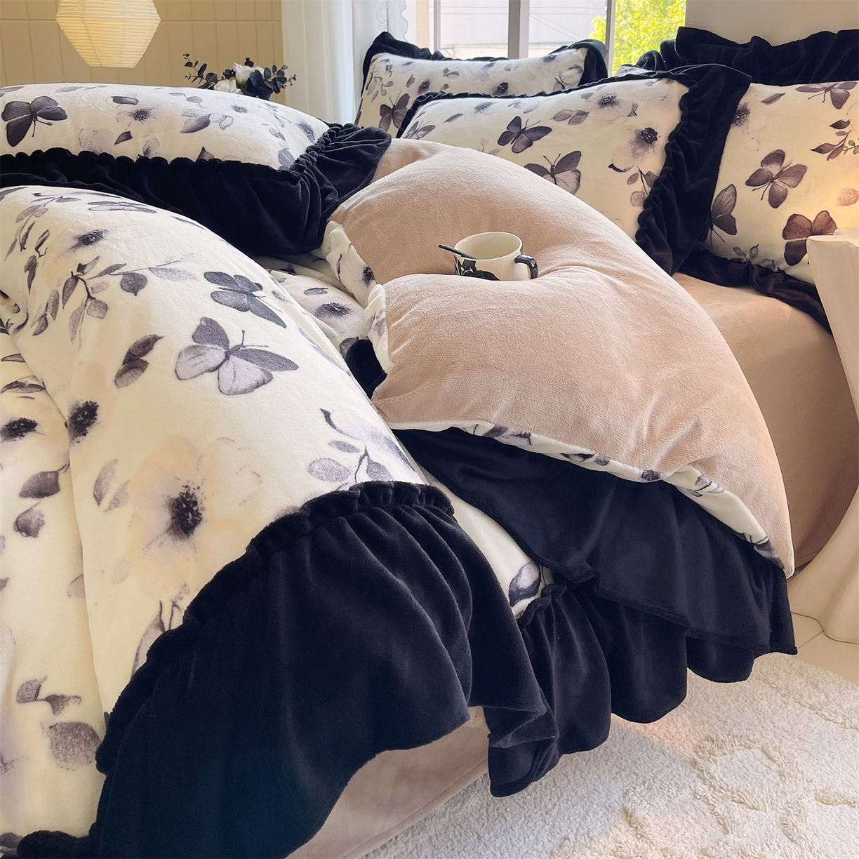 91家纺网 家纺一手货源 找家纺 （总）奥裕家纺 2025新款法式花边印花牛奶绒四件套