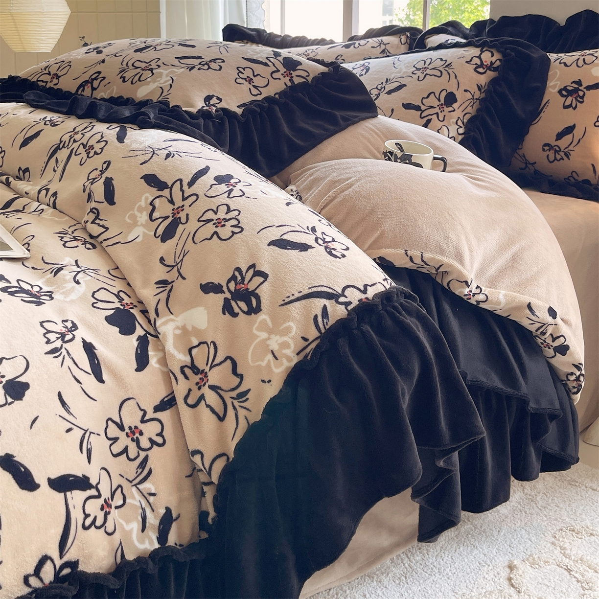 91家纺网 家纺一手货源 找家纺 （总）奥裕家纺 2025新款法式花边印花牛奶绒四件套