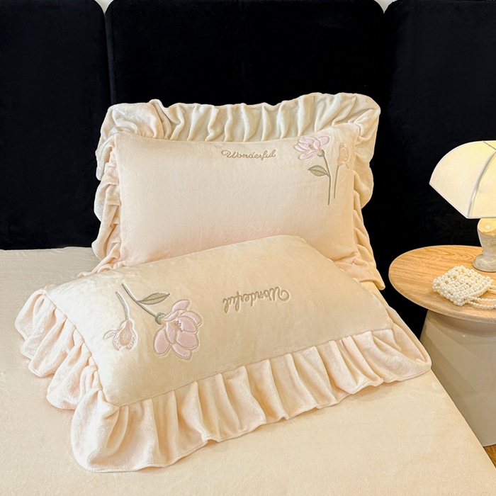 91家纺网 家纺一手货源 找家纺 （总）畅畅家纺 2025新款冬季高端轻奢牛奶绒刺绣花边床单床笠保暖四件套