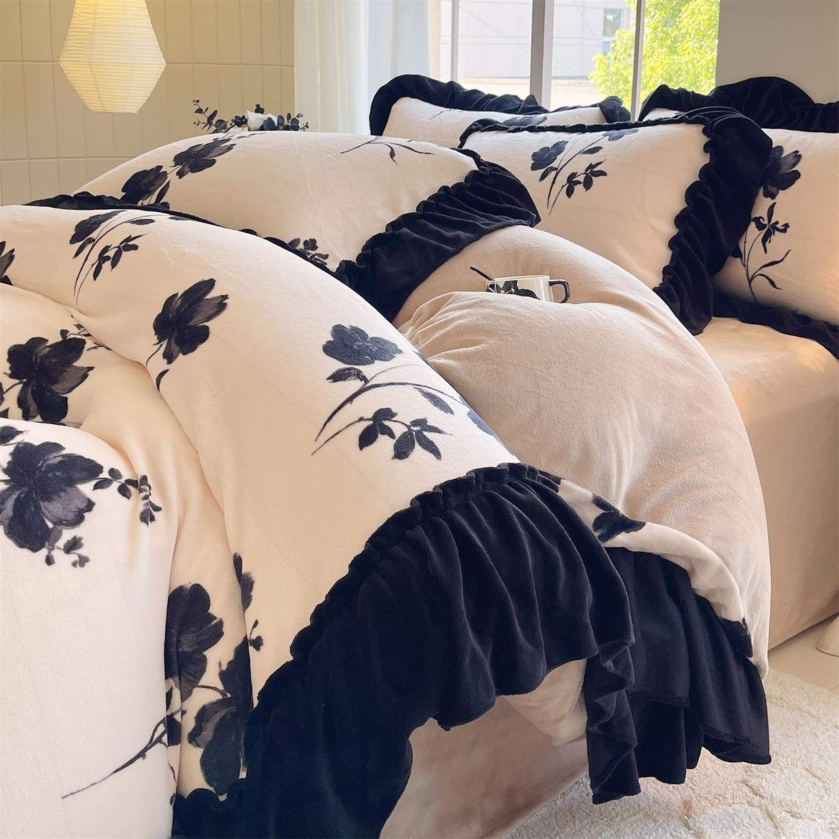 91家纺网 家纺一手货源 找家纺 （总）奥裕家纺 2025新款法式花边印花牛奶绒四件套