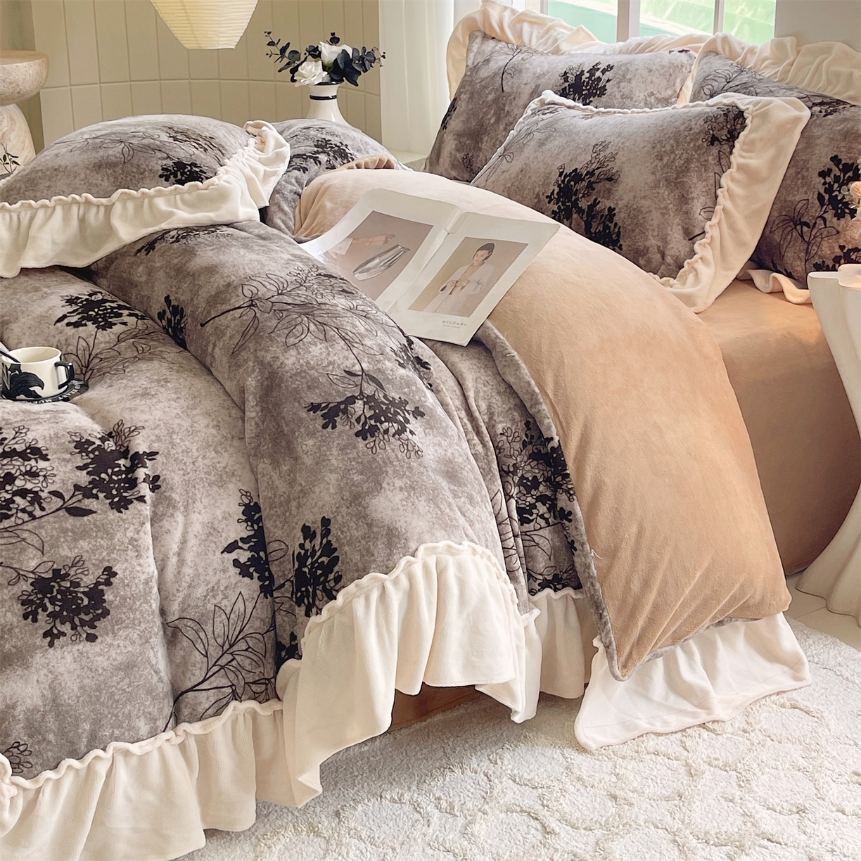 91家纺网 家纺一手货源 找家纺 （总）奥裕家纺 2025新款法式花边印花牛奶绒四件套