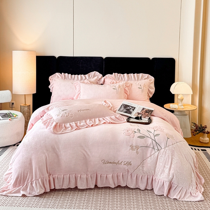 91家纺网 家纺一手货源 找家纺 （总）畅畅家纺 2025新款冬季高端轻奢牛奶绒刺绣花边床单床笠保暖四件套