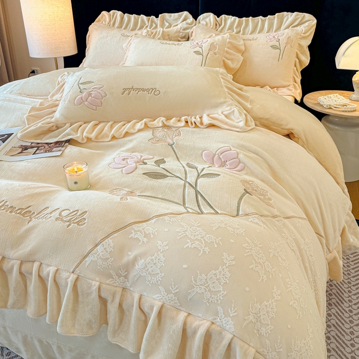 91家纺网 家纺一手货源 找家纺 畅畅家纺 2025新款冬季高端轻奢牛奶绒刺绣花边床单床笠保暖四件套 挚爱-浅米黄
