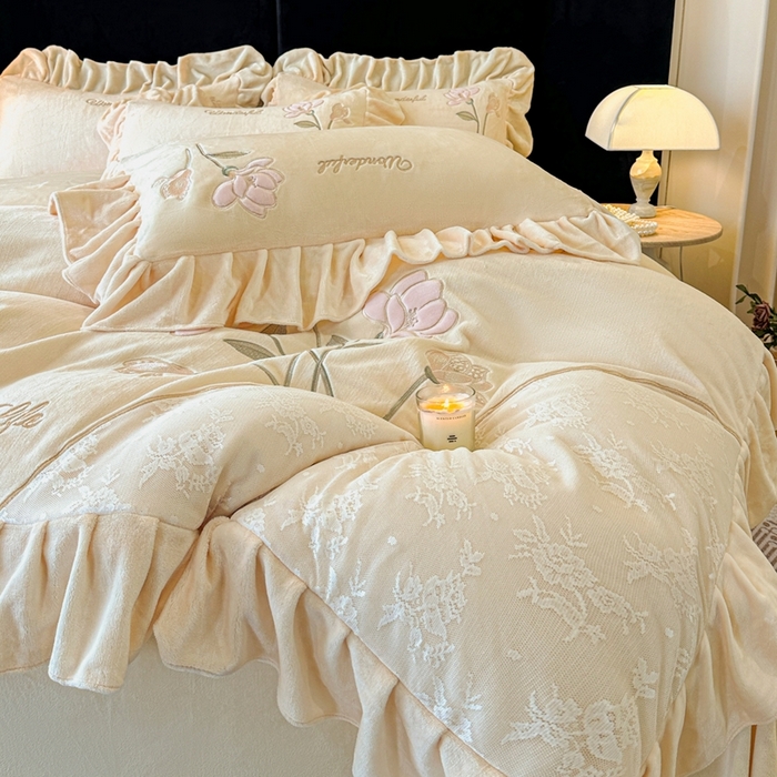 91家纺网 家纺一手货源 找家纺 畅畅家纺 2025新款冬季高端轻奢牛奶绒刺绣花边床单床笠保暖四件套 挚爱-浅米黄