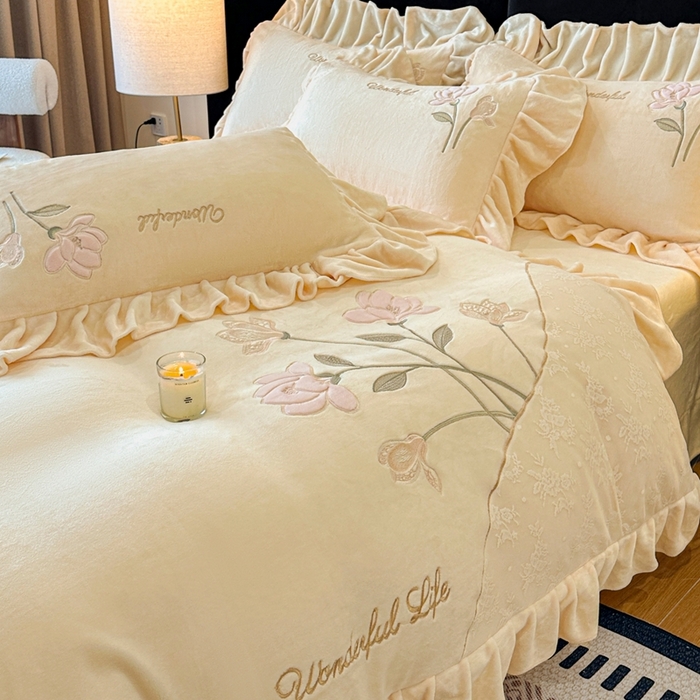 91家纺网 家纺一手货源 找家纺 畅畅家纺 2025新款冬季高端轻奢牛奶绒刺绣花边床单床笠保暖四件套 挚爱-浅米黄
