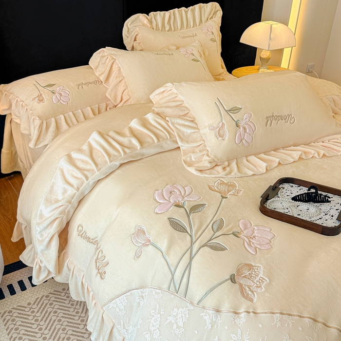 91家纺网 家纺一手货源 找家纺 畅畅家纺 2025新款冬季高端轻奢牛奶绒刺绣花边床单床笠保暖四件套 挚爱-浅米黄