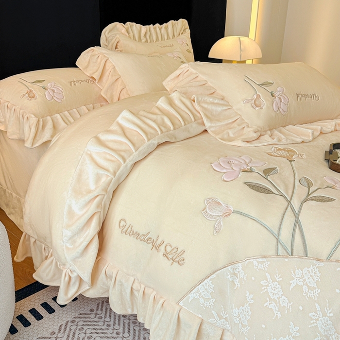 91家纺网 家纺一手货源 找家纺 畅畅家纺 2025新款冬季高端轻奢牛奶绒刺绣花边床单床笠保暖四件套 挚爱-浅米黄