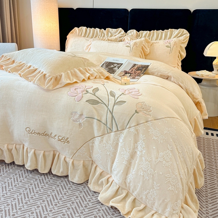 91家纺网 家纺一手货源 找家纺 畅畅家纺 2025新款冬季高端轻奢牛奶绒刺绣花边床单床笠保暖四件套 挚爱-浅米黄