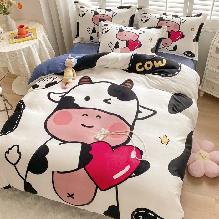 91家纺网 家纺一手货源 找家纺 宝薇 2025新款双面牛奶绒大版卡通印花四件套 萌萌奶牛