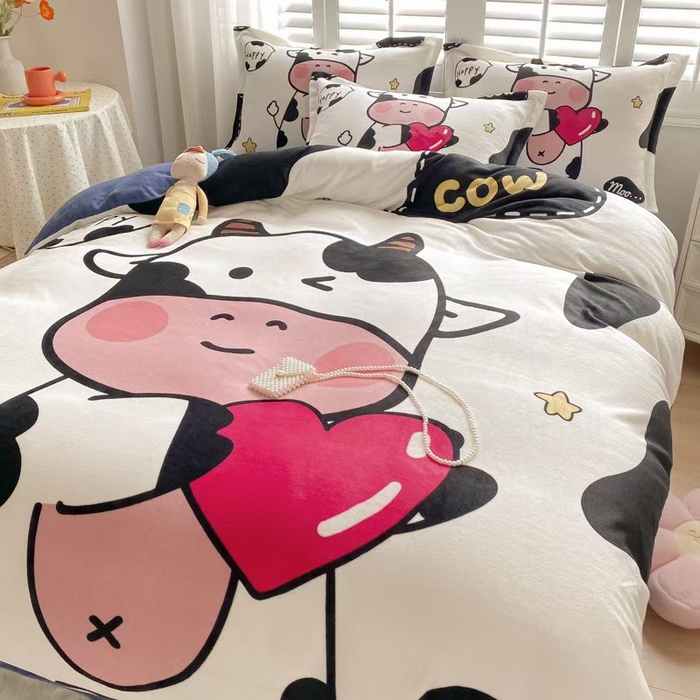 91家纺网 家纺一手货源 找家纺 宝薇 2025新款双面牛奶绒大版卡通印花四件套 萌萌奶牛