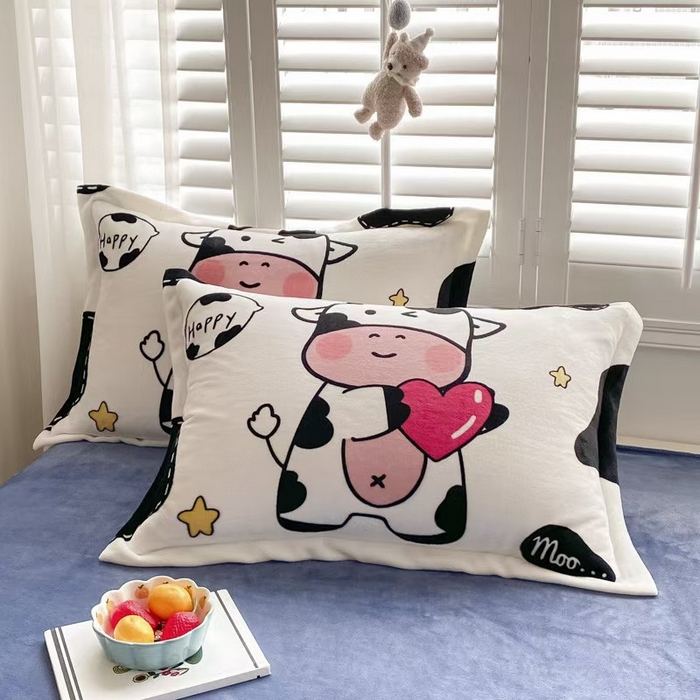 91家纺网 家纺一手货源 找家纺 宝薇 2025新款双面牛奶绒大版卡通印花四件套 萌萌奶牛