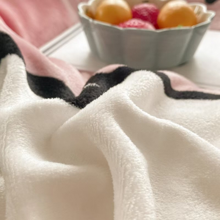 91家纺网 家纺一手货源 找家纺 宝薇 2025新款双面牛奶绒大版卡通印花四件套 萌萌奶牛