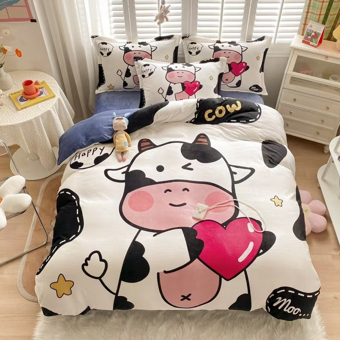 91家纺网 家纺一手货源 找家纺 宝薇 2025新款双面牛奶绒大版卡通印花四件套 萌萌奶牛