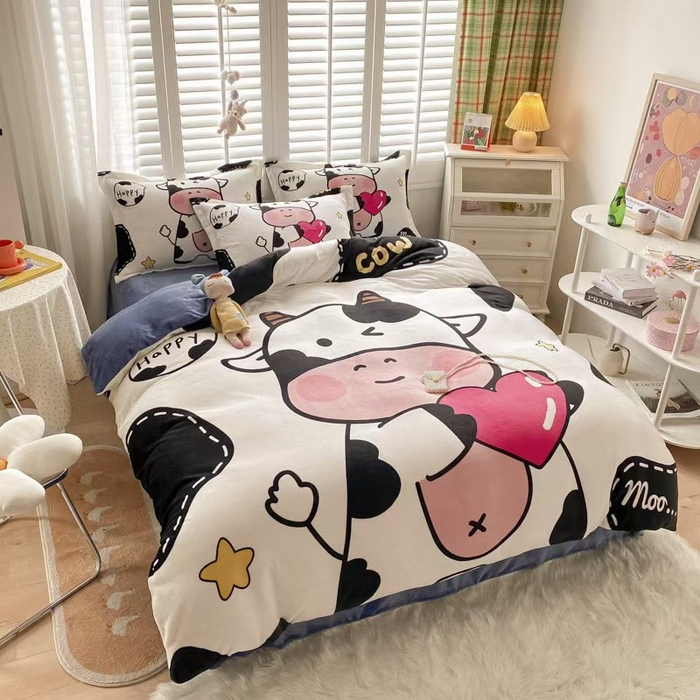 91家纺网 家纺一手货源 找家纺 宝薇 2025新款双面牛奶绒大版卡通印花四件套 萌萌奶牛