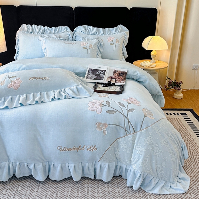 91家纺网 家纺一手货源 找家纺 畅畅家纺 2025新款冬季高端轻奢牛奶绒刺绣花边床单床笠保暖四件套 挚爱-浅蓝