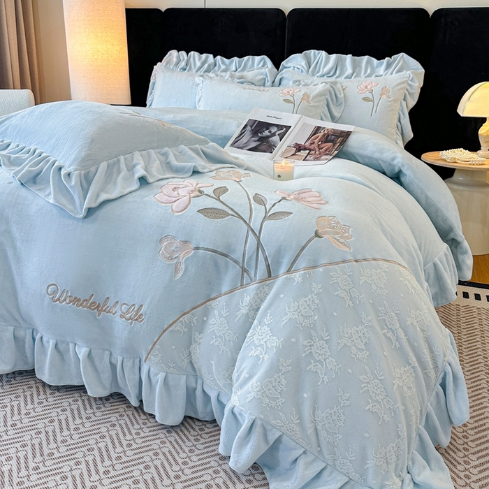 91家纺网 家纺一手货源 找家纺 畅畅家纺 2025新款冬季高端轻奢牛奶绒刺绣花边床单床笠保暖四件套 挚爱-浅蓝